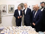بازدید رییس جمهور از غرفه فروش آثار هنری و صنایع دستی دانشگاه هنر اسلامی تبریز در شهر ایروان ارمنستان
