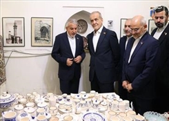 بازدید رییس جمهور از غرفه فروش آثار هنری و صنایع دستی دانشگاه هنر اسلامی تبریز در شهر ایروان ارمنستان