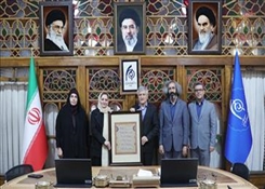 اهدای یکی از آثار ثلث‌نویسی حکیمه رفیعی به آثارخانه دانشگاه هنر اسلامی تبریز